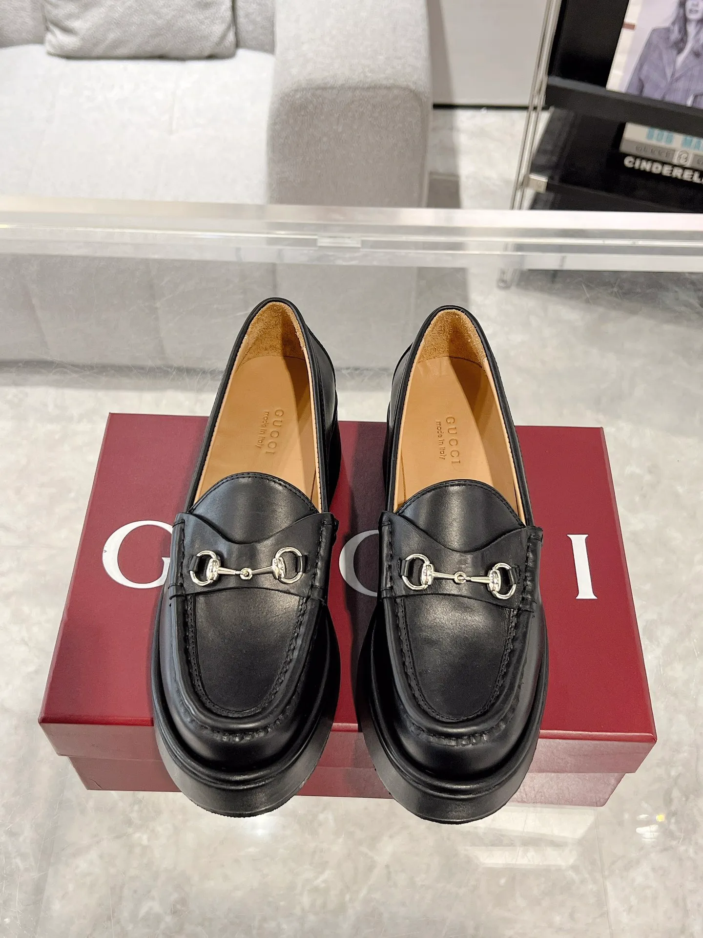 👟👟Ex-factory price 640👟👟 Leather surface 💰Gucci’s latest women’s horsebit wedge loafers ❗️❗️ Original purchase, development and production. The brand’s classic elements inject timeless style into this exquisite horsebit loafer. Glossy leather is paired with light gold-tone hardware. Wedge detailing adds a personal touch to a classic style. Original customized cowhide. Original customized soft sheepskin lining. Original molded leather with rubber outsole. Bottom thickness: 2.5CM in the front and 5cm in the back. Number of yards: 35-41 (custom-made 40 and 41 are non-refundable)
